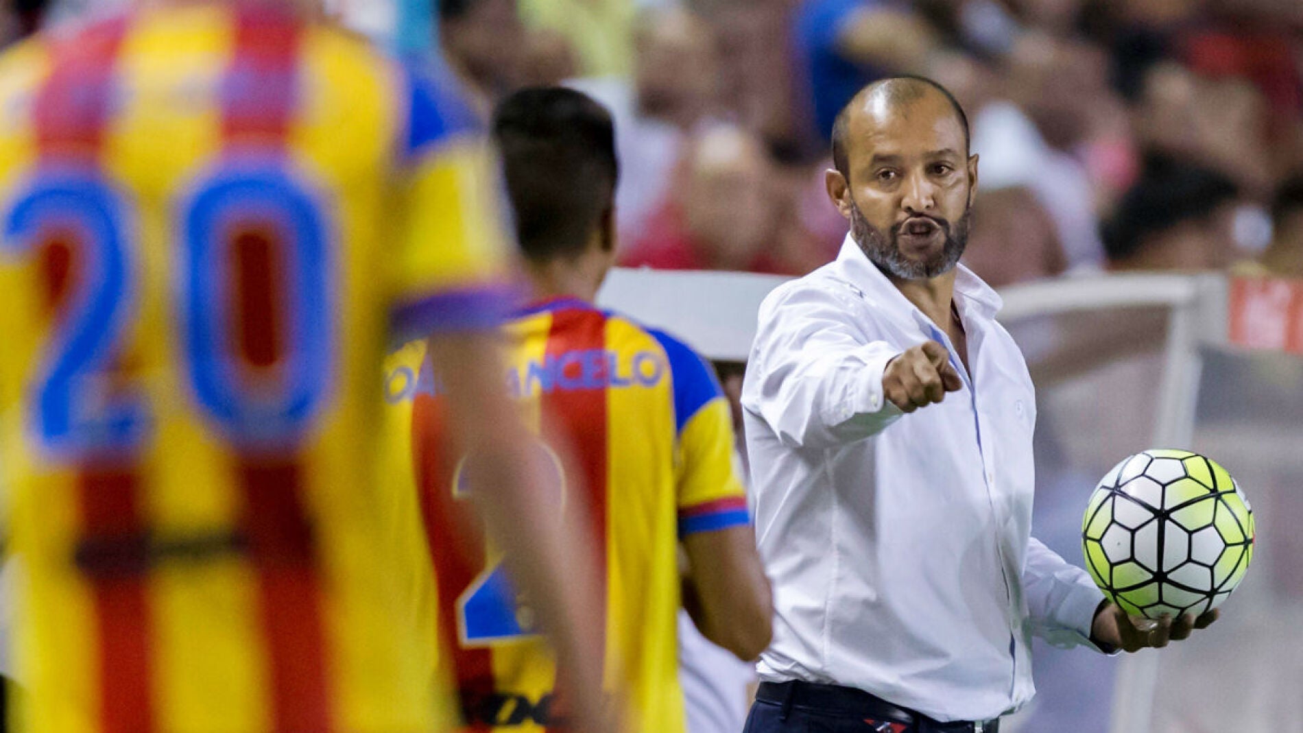 Nuno da instrucciones a sus jugadores