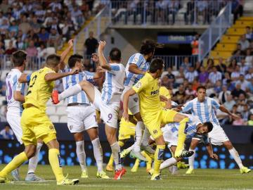 Tissone despeja el balón a su propia portería ante el Villarreal