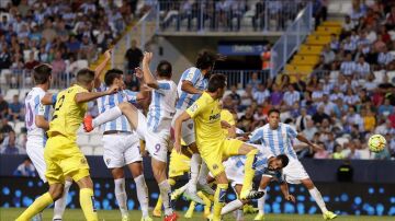 Tissone despeja el balón a su propia portería ante el Villarreal