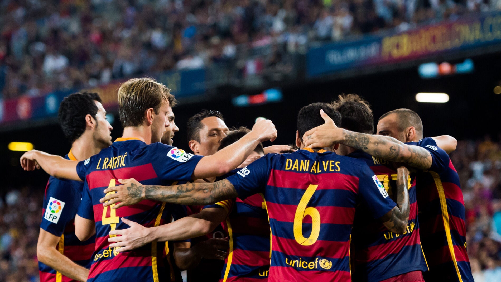 Los jugadores del F.C Barcelona formando una pi&ntilde;a