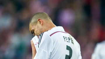 Pepe se lamenta durante un partido con el Real Madrid