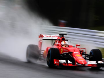 Vettel desliza su Ferrari por el agua