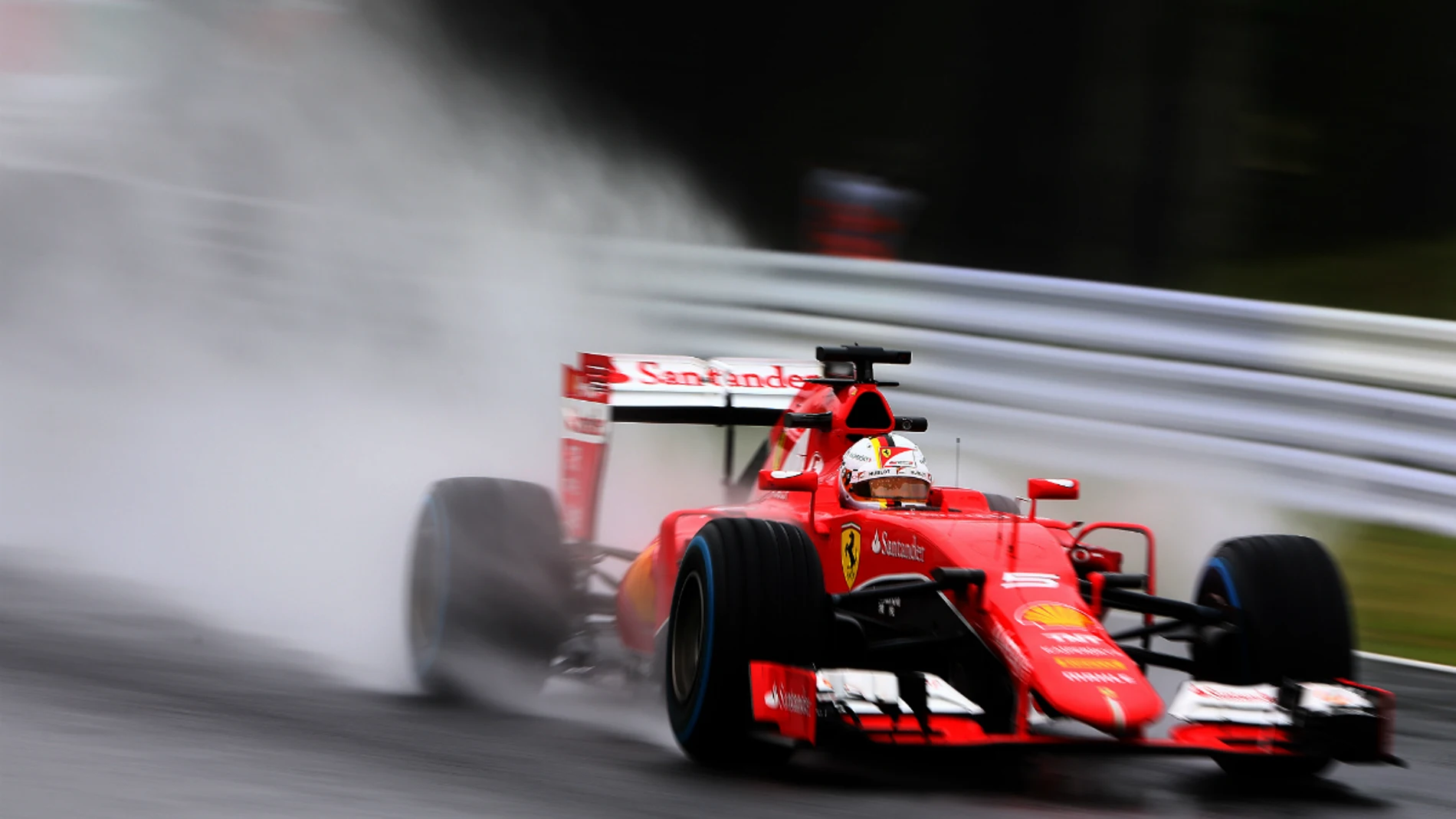 Vettel desliza su Ferrari por el agua