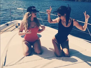 Khloé Kardashian y Kendall Jenner los muestran en bañador Khloé Kardashian y Kendall Jenner los muestran en bañador