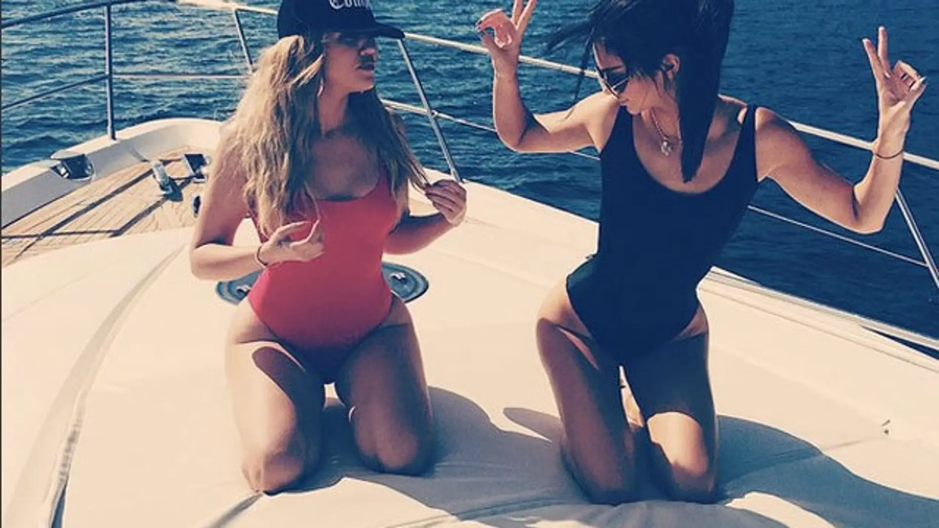 Khloé Kardashian y Kendall Jenner los muestran en bañador