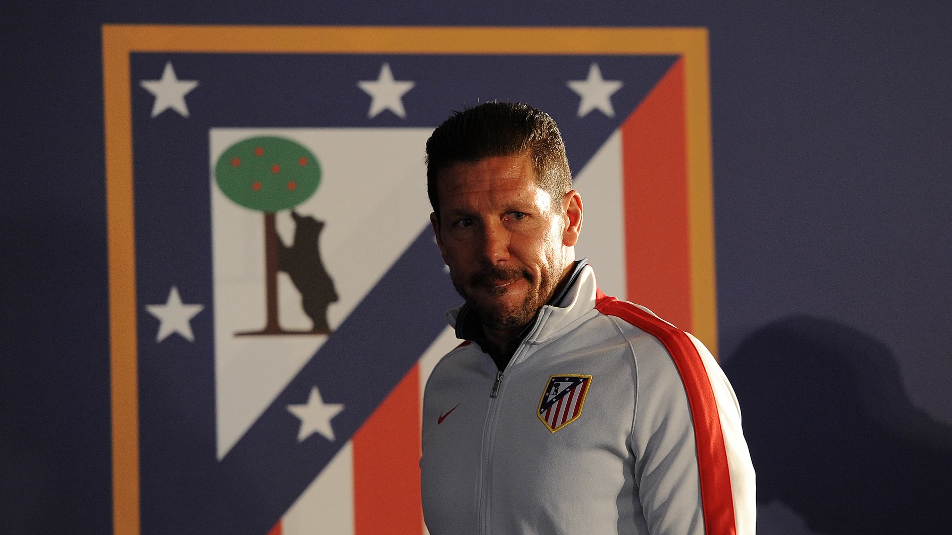 Simeone, con el escudo del Atlético de Madrid de fondo Simeone, con el escudo del Atlético de Madrid de fondo