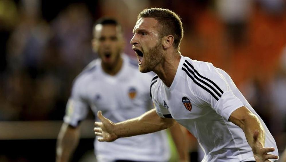 Mustafi celebra su gol en el partido contra el Granada