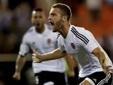 Mustafi celebra su gol en el partido contra el Granada Mustafi celebra su gol en el partido contra el Granada