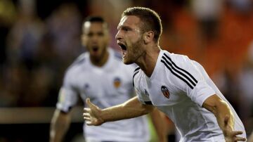 Mustafi celebra su gol en el partido contra el Granada
