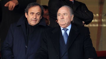 Michel Platini junto a Joseph Blatter