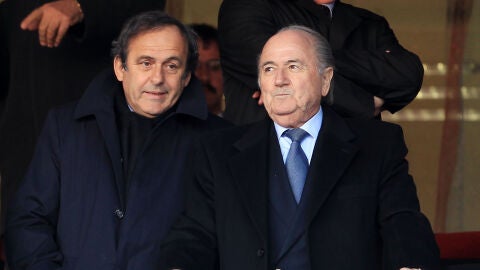 Michel Platini junto a Joseph Blatter