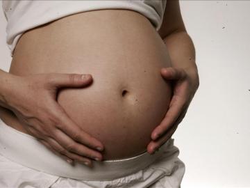 Vista de la tripa de una mujer embarazada