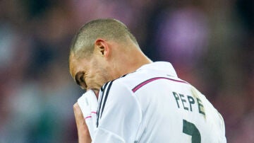 Pepe se lamenta durante un partido con el Real Madrid