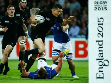 Sonny Bill Williams arrolla a un defensor namibio Sonny Bill Williams arrolla a un defensor namibio