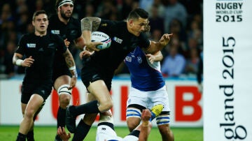 Sonny Bill Williams arrolla a un defensor namibio