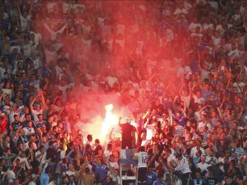 Aficionados del Olympique de Marsella encienden bengalas 