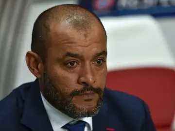 Nuno, pensativo en el banquillo antes de un partido con el Valencia Nuno, pensativo en el banquillo antes de un partido con el Valencia