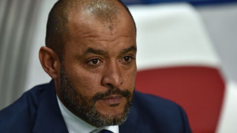Nuno, pensativo en el banquillo antes de un partido con el Valencia