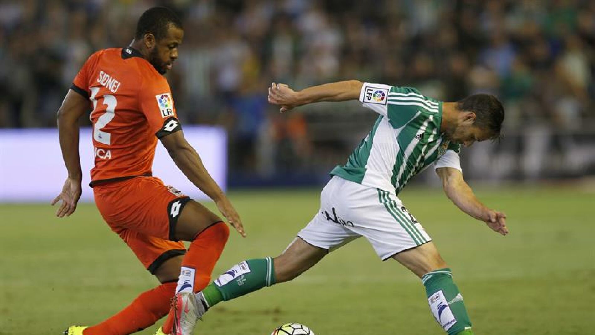 Rub&eacute;n Castro trata de irse de Sidnei durante el partido