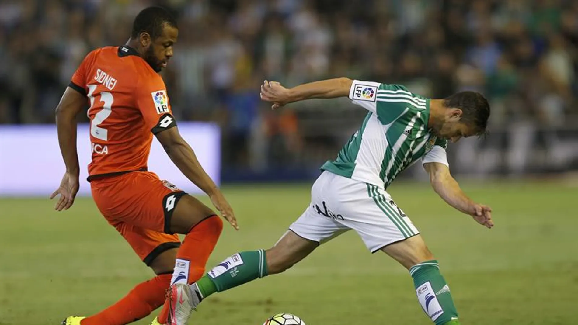 Rubén Castro trata de irse de Sidnei durante el partido Rubén Castro trata de irse de Sidnei durante el partido