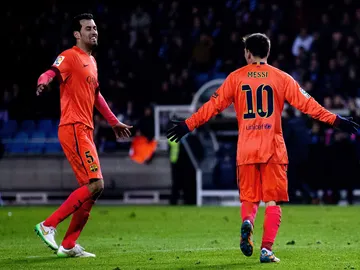 Sergio Busquets se abraza con Leo Messi Sergio Busquets se abraza con Leo Messi