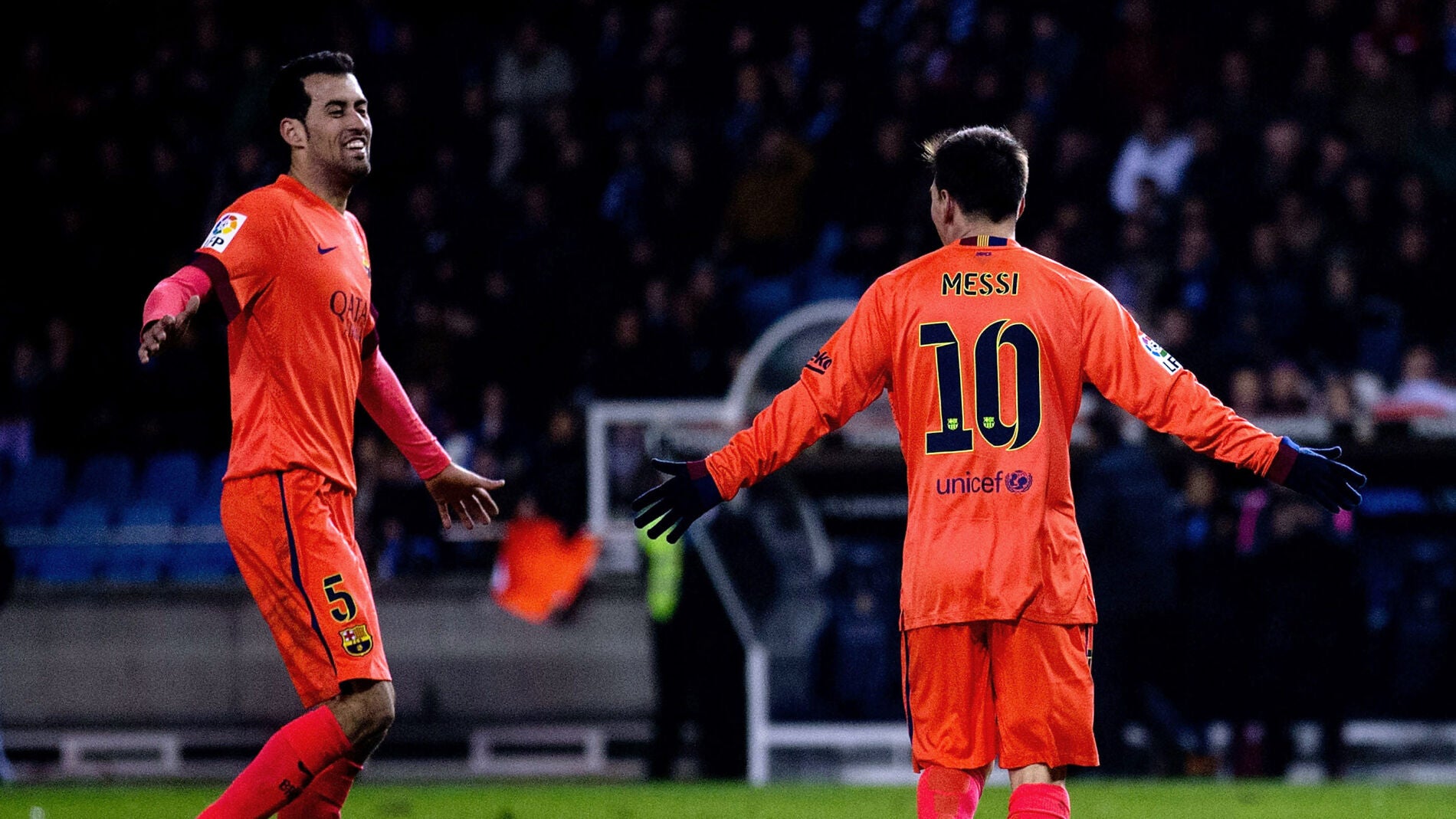 Sergio Busquets se abraza con Leo Messi