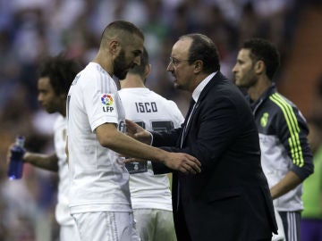 Benítez da instrucciones a Benzema