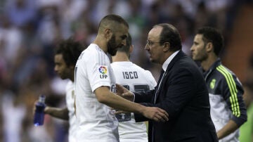 Benítez da instrucciones a Benzema