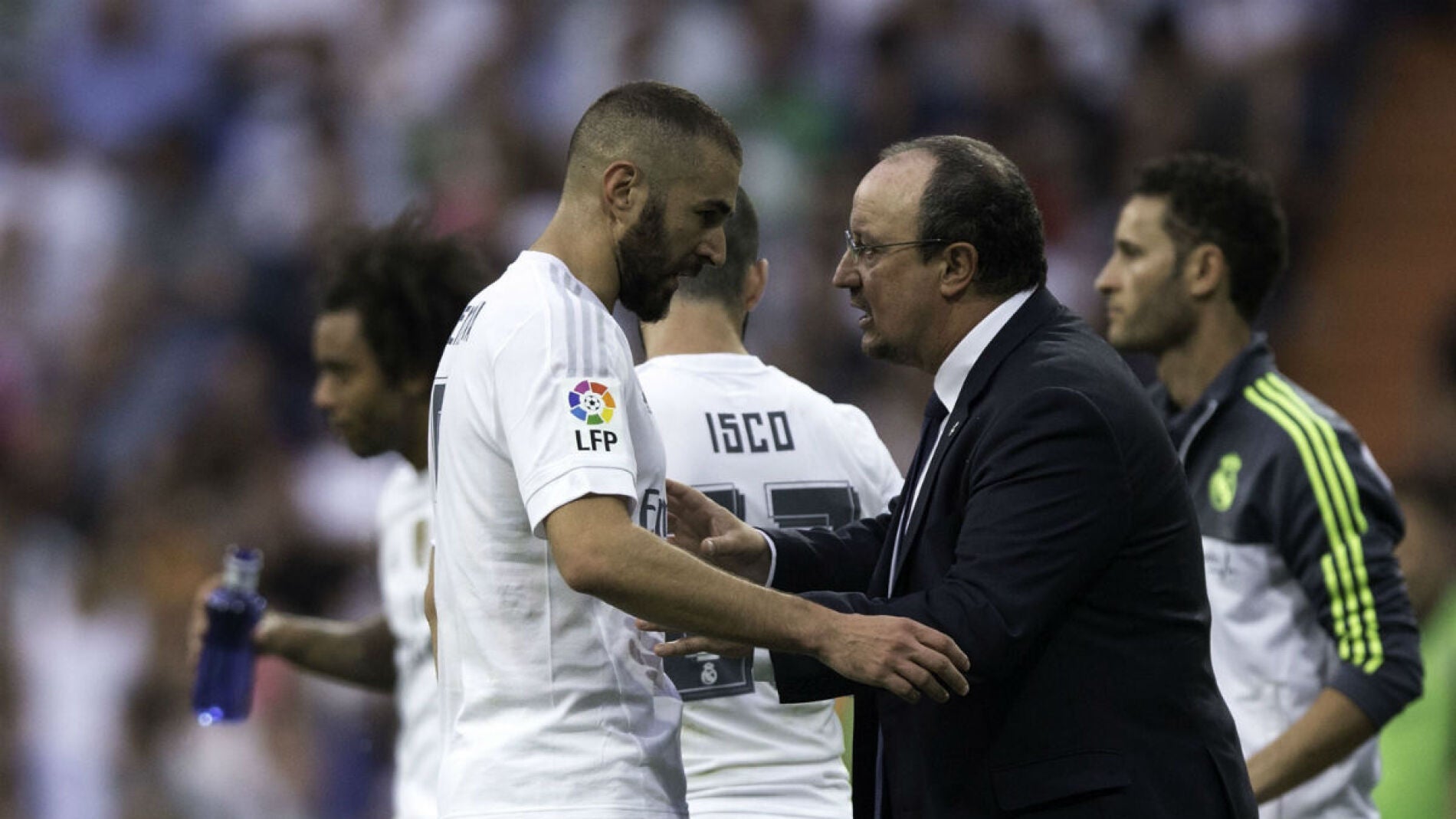 Ben&iacute;tez da instrucciones a Benzema