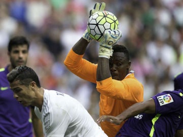 Kameni atrapa un balón ante Cristiano