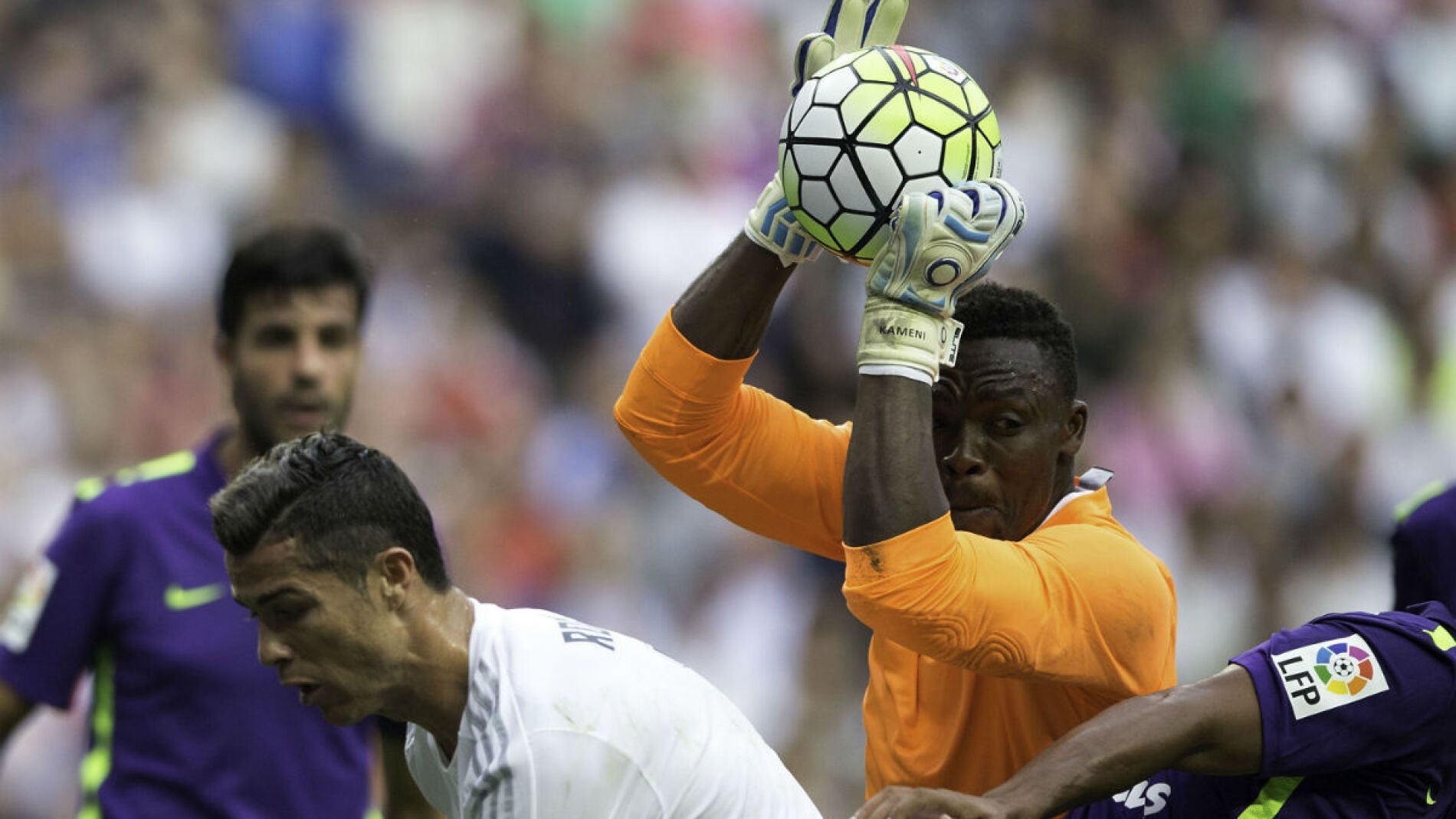 Kameni atrapa un bal&oacute;n ante Cristiano