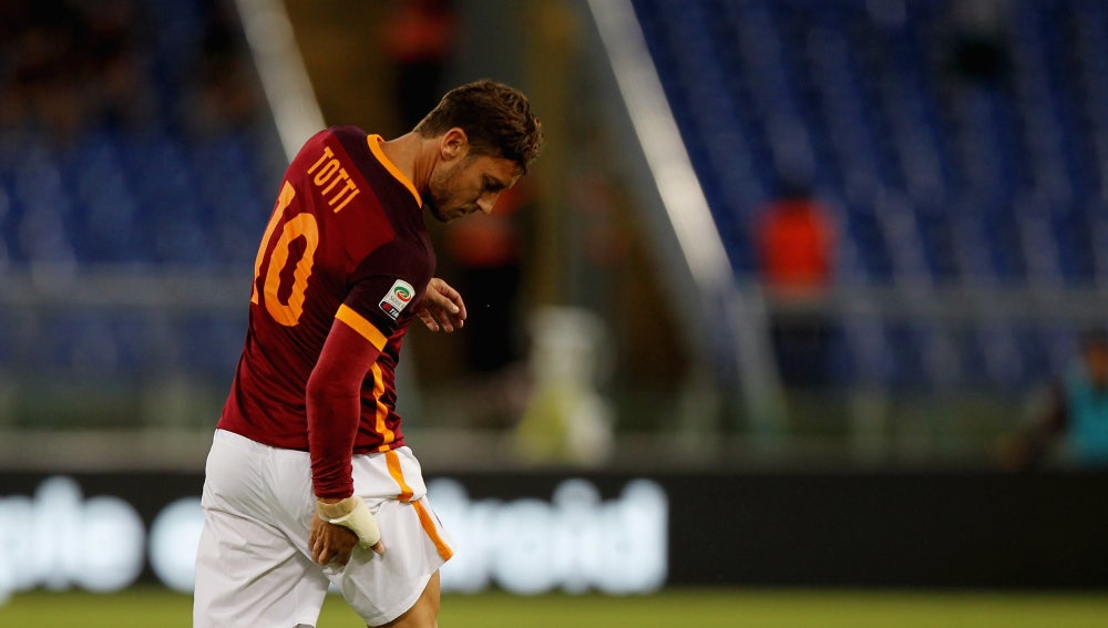 Totti se retira lesionado en el partido ante el Capri