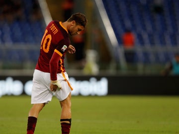 Totti se retira lesionado en el partido ante el Capri