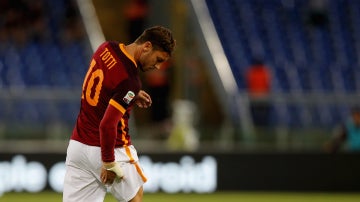 Totti se retira lesionado en el partido ante el Capri