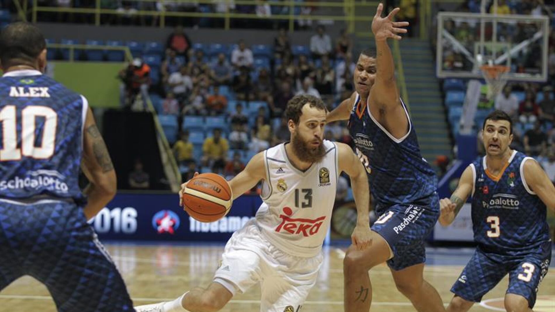 Sergio Rodr&iacute;guez, rodeado de jugadores del Bauru