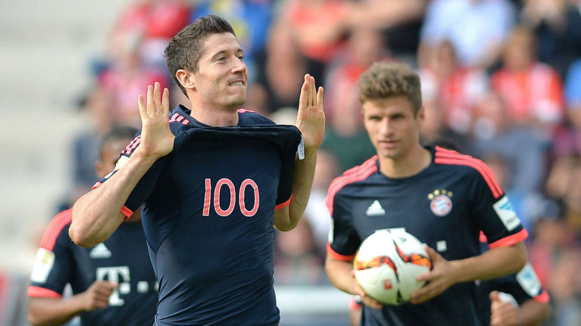 Lewandowski celebra uno de sus goles