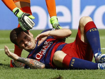 Messi se duele tra su encontronazo con Bigas