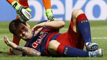 Messi se duele tra su encontronazo con Bigas