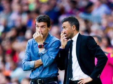 Luis Enrique habla con Unzue en la banda del Camp Nou