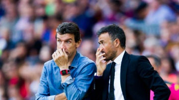 Luis Enrique habla con Unzue en la banda del Camp Nou