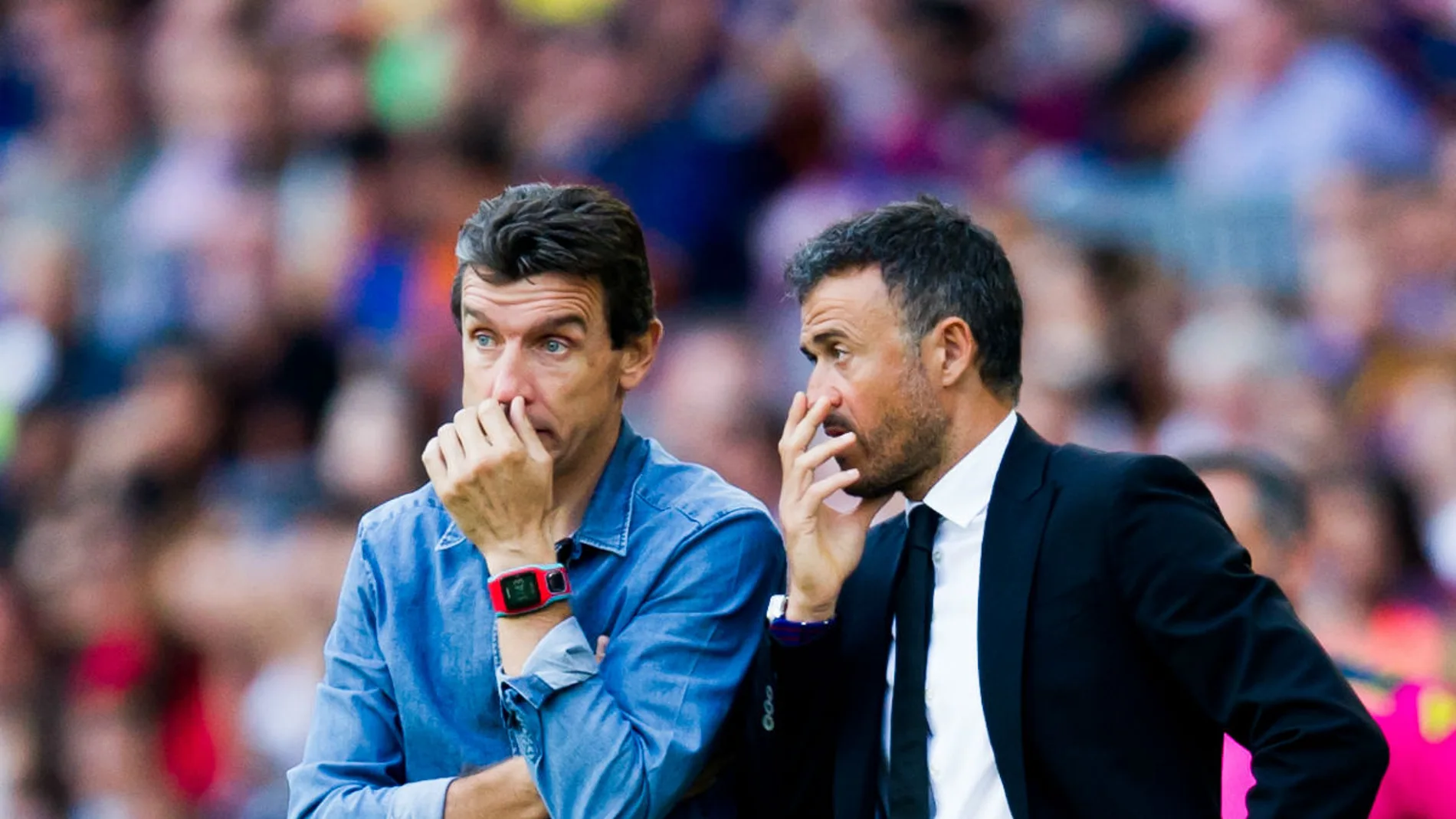Luis Enrique habla con Unzue en la banda del Camp Nou Luis Enrique habla con Unzue en la banda del Camp Nou