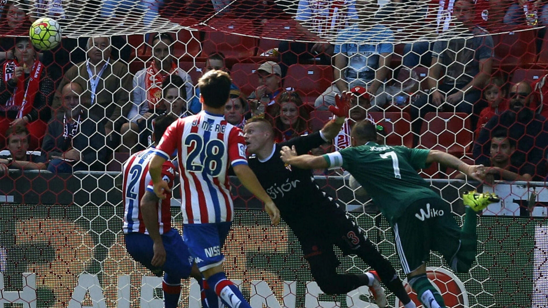 Joaqu&iacute;n anota de cabeza ante el Sporting