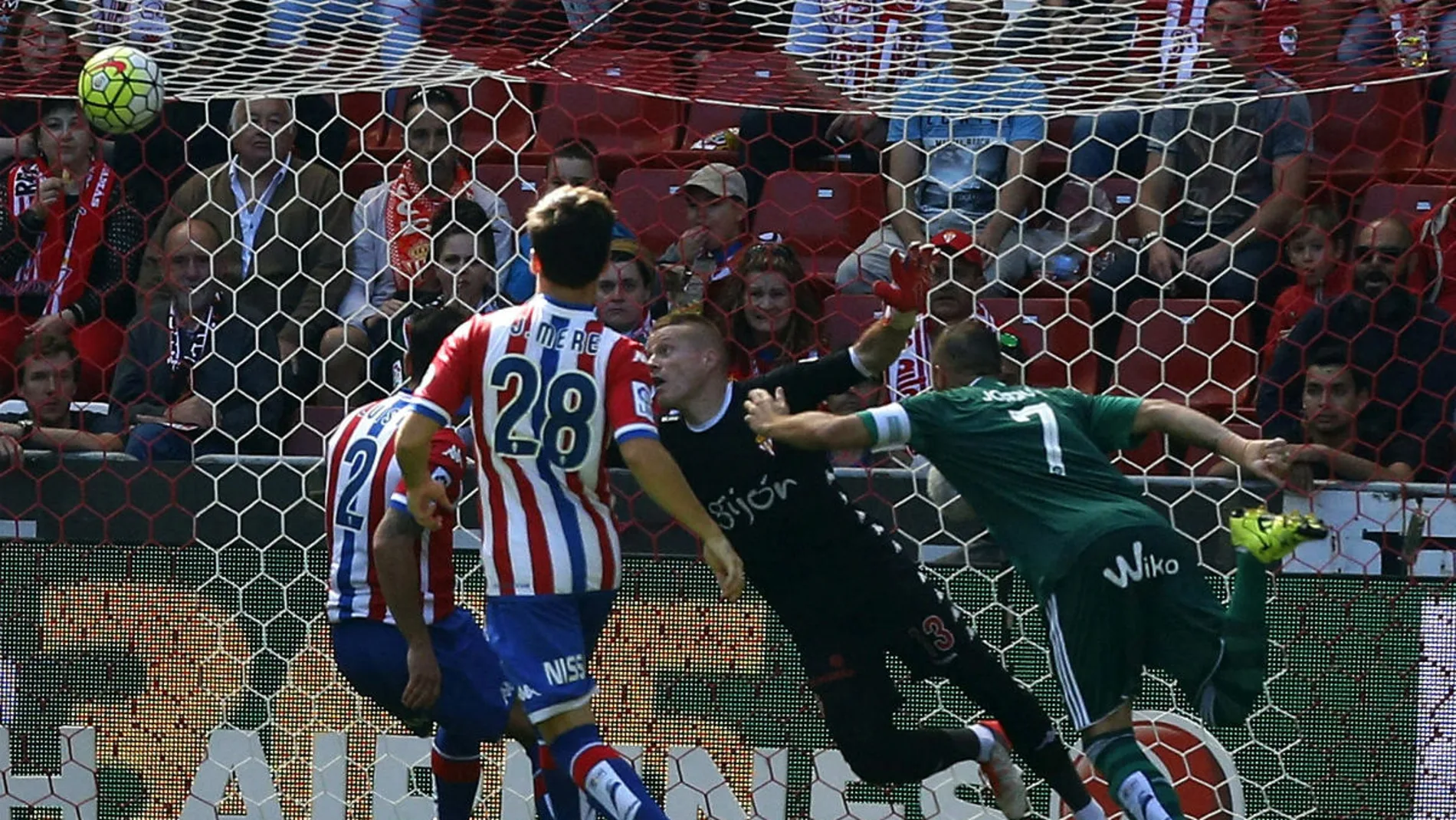 Joaquín anota de cabeza ante el Sporting Joaquín anota de cabeza ante el Sporting
