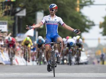 Peter Sagan cruzando la línea de meta en el Mundial de ciclismo en ruta