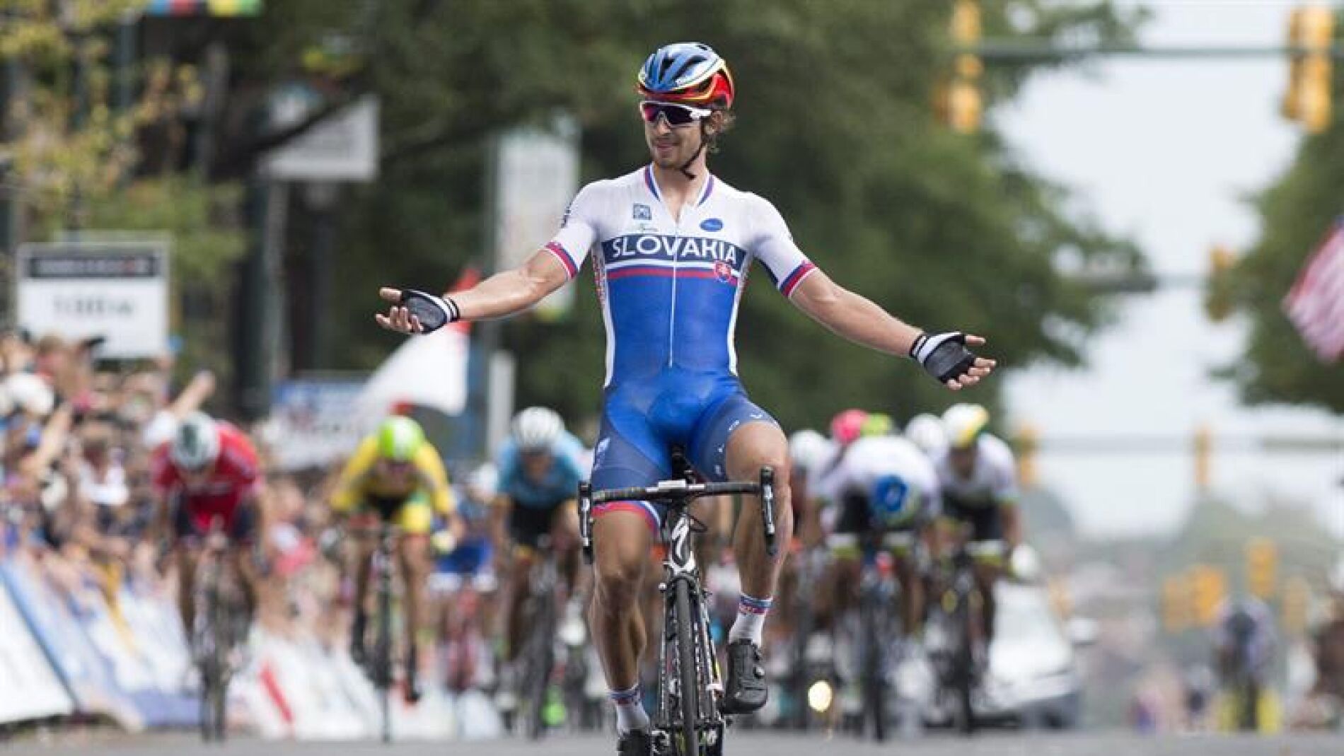 Peter Sagan cruzando la l&iacute;nea de meta en el Mundial de ciclismo en ruta