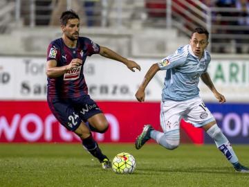  El centrocampista del Eibar Adrián (i) pelea un balón con el chileno Orellana, del Celta de Vigo