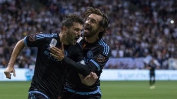 Villa celebra su gol junto a Pirlo