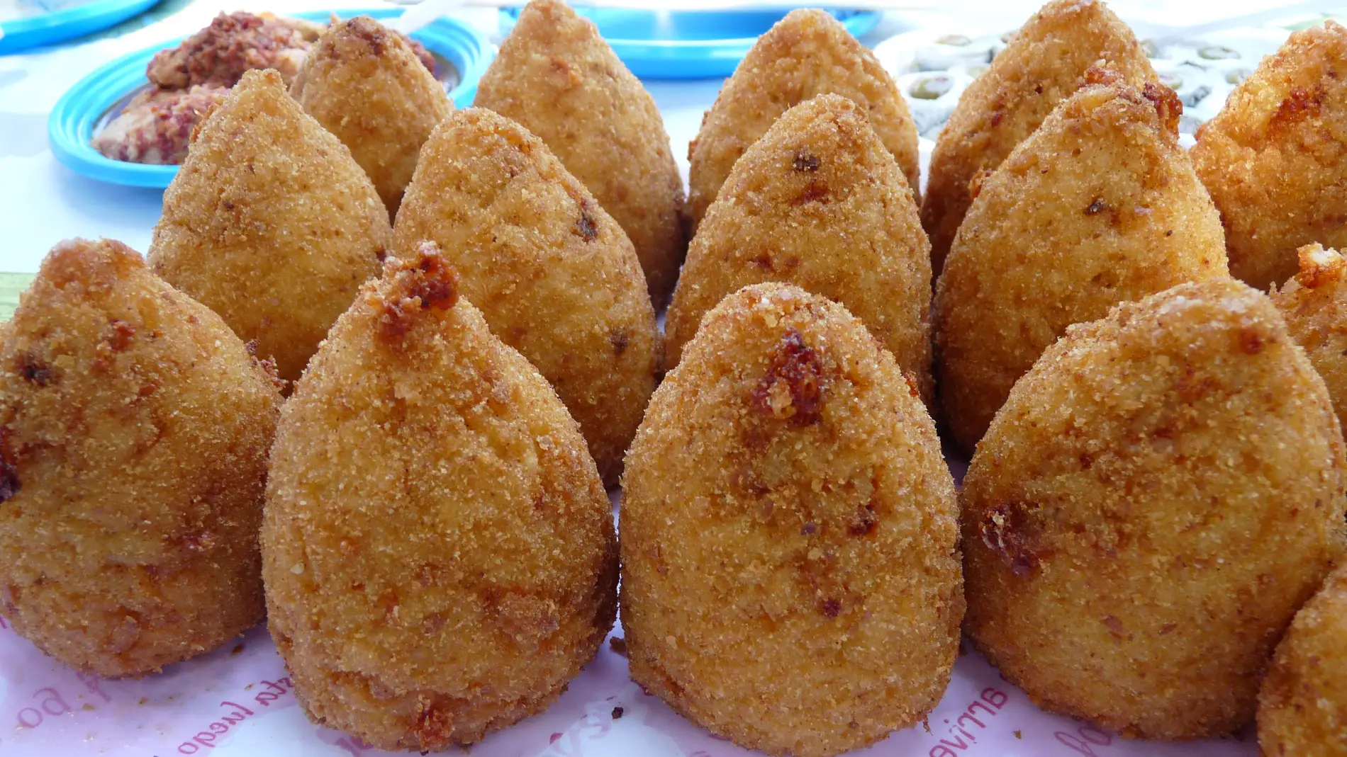 Una sabrosa ración de arancini, listos para ser devorados.