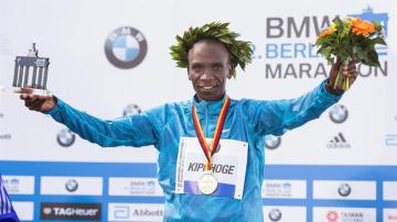 Kipchoge celebra su triunfo en la maratón de Berlín