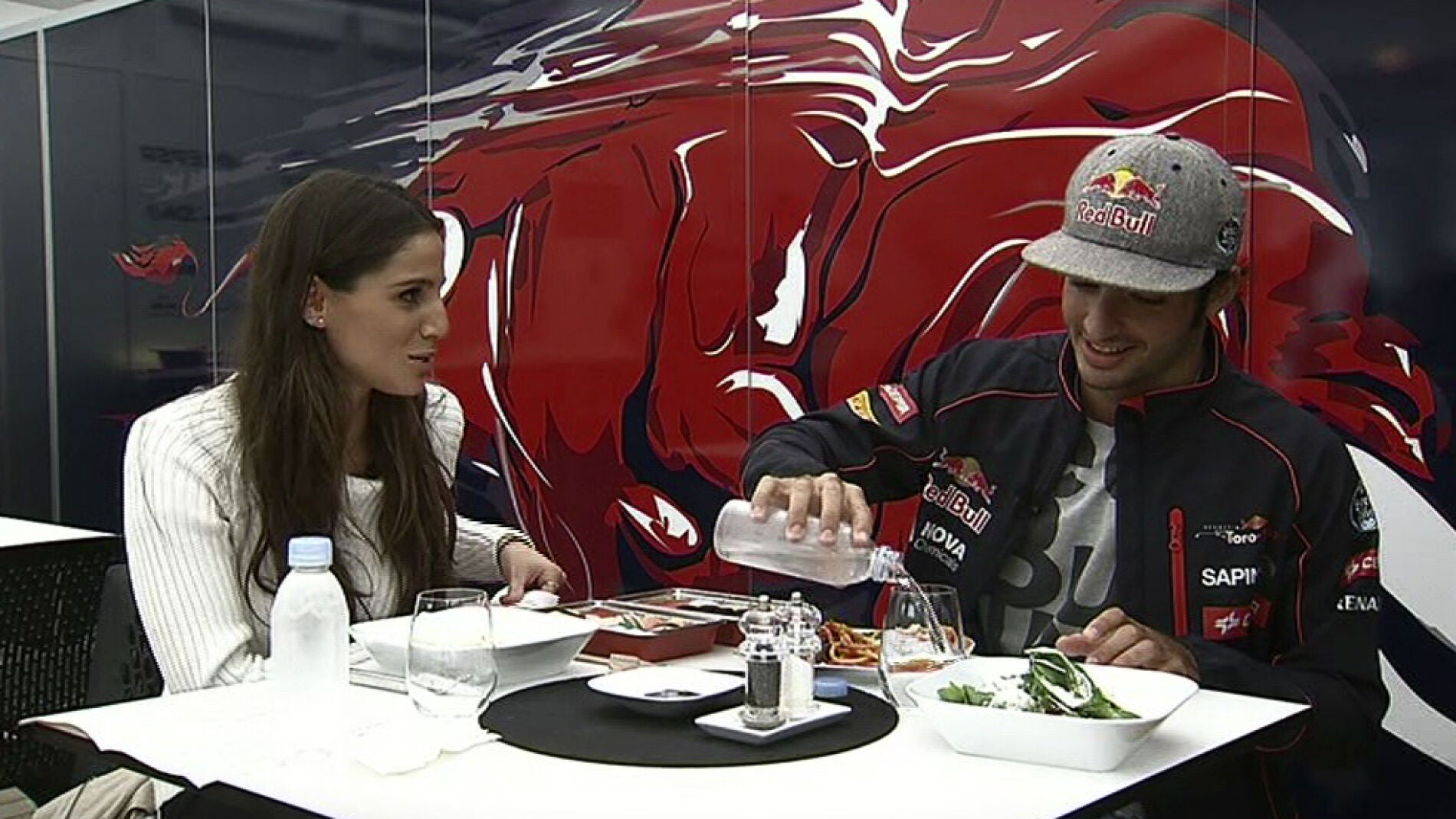 Luc&iacute;a come con Carlos Sainz